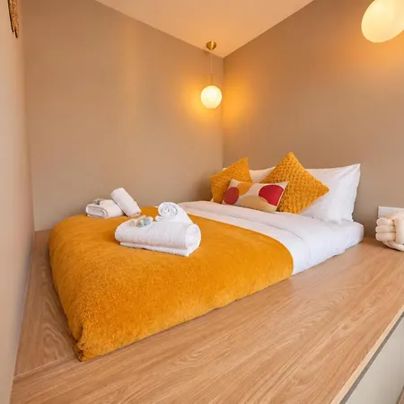 Urban With Cozy Touches Appartement